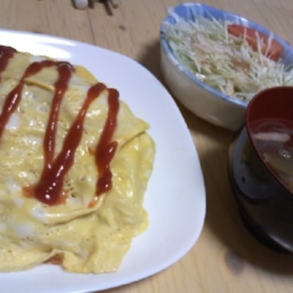 オムライスにしました！炊飯器で作ると、あとは卵を焼くだけなので簡単にできますね！！